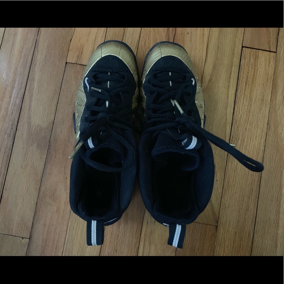 Nike gold shoes - Picture 2 of 4